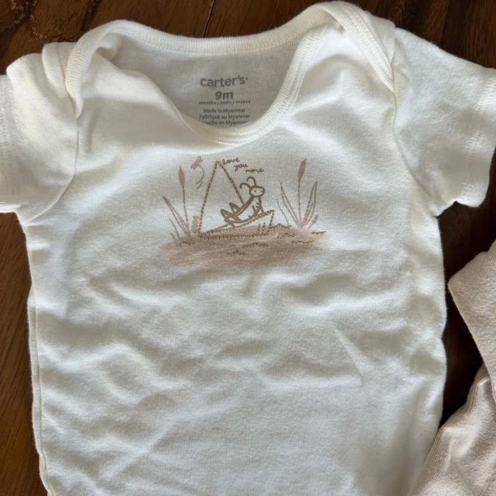 Carter’s Neutral Baby Onesie, Hoodie, and Pants Set in Cream and Tan Size 9M.